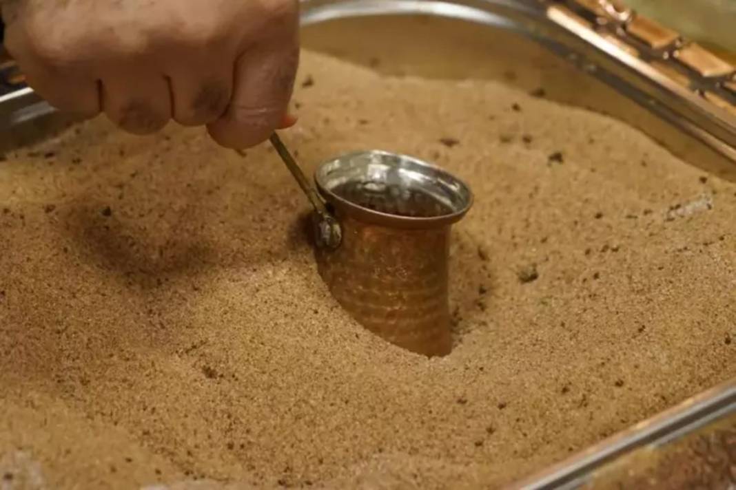 Çankırılılar yaptı lezzetini duymayan kalmadı! Tuzda pişiyor astıma iyi geliyor: Her gün fincan fincan satıyor 4